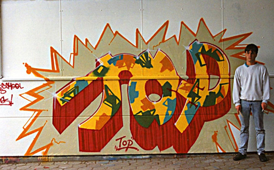 Graffitikurs für das Arbeitsamt Hamburg 1989. Die Kursteilnehmer waren Graffitiinteressierte aus kreativen Berufen mit dem Wunsch Graffiti zu lernen. Leitung Graffitikurs Siko Ortner mit seinem Schüler Wizz. Die Grundstilrichtungen wurden unterrichtet (Bubble Style, Block Style, Balken Style und Wildstyle), danach kam der Praktische Teil an den Wänden der Rollschuhbahn Indianapolis in Bergedorf Hamburg. Der letzte Tag nach einer Woche Unterricht. Top mit seinem Piece im Mai 1989.