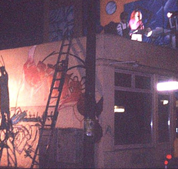 Kunst-und Kulturhappening in der Bremer Neustadt, Buntentosteinweg, Juni 2003. Neben vielen weiteren Künstlern, die Freitag bis Samstag Ihre Fähigkeiten darboten, konnten 4 Graffitimaler einen liveakt bieten. Sinus, Chesko und Siko Ortner fertigten eine gemeinsame Wandgestaltung an. In den Abendstunden wurde mittels Kunstlicht weitergemalt. Samstagabend Minesngerperformance auf dem Dach über den Graffitimalern, 2 Charakter und Siko-style von Siko Ortner, Sinus-style von Sinus und Chesko-style von Chesko. fest06