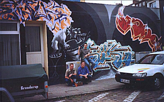 Kunst-und Kulturhappening in der Bremer Neustadt, Buntentosteinweg, Juni 2003. Neben vielen weiteren Künstlern, die von Freitag bis Samstag Ihre Fähigkeiten darboten, konnten 4 Graffitimaler einen liveakt bieten. Sinus, Chesko und Siko Ortner fertigten eine gemeinsame Wandgestaltung an. In den Abendstunden wurde mittels Kunstlicht weitergemalt. 2 Charakter und Siko-style von Siko Ortner, Sinus-style von Sinus und Chesko-style von Chesko, fertiggestellte Wandgestaltung. fest09