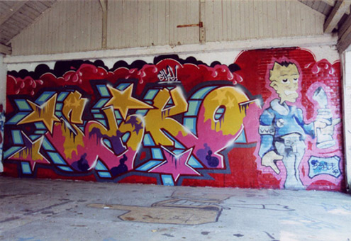 Siko oldschoolstyle von Siko Ortner mit character von Bibase / Base, Ohlsdorfer Freibad (Die von Siko Ortner legalisierten Wände im Ohlsdorfer Freibad war von Anfang 1990 bis 1993 Legal. Falsch ist die Angabe im Buch Graffiti Norddeuschland vom Schwarzkopf & Schwarzkopf Verlag das piece sei illegal gemalt und von 1993.), Hamburg 1990.