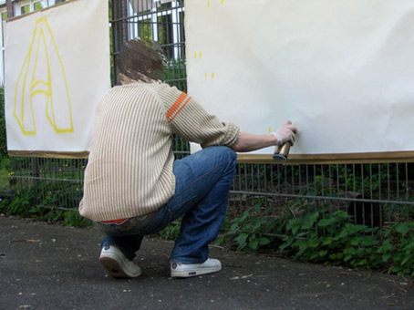 Entstehung der Übungsleinwände Das Projekt Stadtteilsories von Quartier gGmbH von Februar bis Juli 2007 unter der Projektleitung von Anke Thiessen. Hier Kursteilnehmer des Schulzentrum an der Delmestraße in Bremen 11te und 12te Klasse. Nachdem die Kursteilnehmer Theoretischen Unterricht erhalten haben, und jeder seine Entwurfsskizze angefertigt hat werden die Übungsleinwände ( 1,60 m X 1 m ) gemalt. Ein K im Balkenstyle entsteht. Werkstattleitung Graffiti Siko Ortner