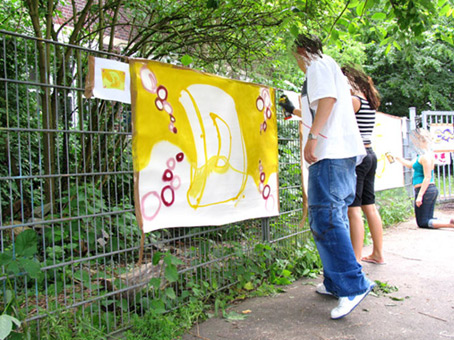 Entstehung der Übungsleinwände Das Projekt Stadtteilsories von Quartier gGmbH von Februar bis Juli 2007 unter der Projektleitung von Anke Thiessen. Kursteilnehmer des Schulzentrum an der Delmestraße in Bremen 11te und 12te Klasse. Die Kursteilnehmer haben Theoretischen Unterricht erhalten, jeder hat seine Entwurfsskizze angefertigt. Nun werden die Übungsleinwände ( 1,60 m X 1 m ) gemalt. Ein D im Balkenstyle entsteht. Werkstattleitung Graffiti Siko Ortner