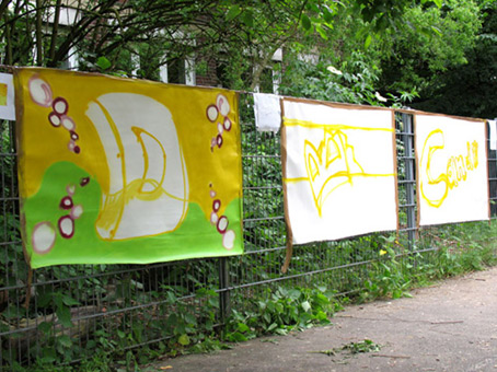 Entstehung der Übungsleinwände Das Projekt Stadtteilsories von Quartier gGmbH von Februar bis Juli 2007 unter der Projektleitung von Anke Thiessen. Kursteilnehmer des Schulzentrum an der Delmestraße in Bremen 11te und 12te Klasse. Die Kursteilnehmer haben Theoretischen Unterricht erhalten, jeder hat seine Entwurfsskizze angefertigt. Nun werden die Übungsleinwände ( 1,60 m X 1 m ) gemalt. Ein D im Balkenstyle entsteht. Werkstattleitung Graffiti Siko Ortner