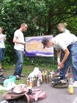 Entstehung der Übungsleinwände Das Projekt Stadtteilsories von Quartier gGmbH von Februar bis Juli 2007 unter der Projektleitung von Anke Thiessen. Kursteilnehmer des Schulzentrum an der Delmestraße in Bremen 11te und 12te Klasse. Die Kursteilnehmer haben Theoretischen Unterricht erhalten, jeder hat seine Entwurfsskizze angefertigt. Nun werden die Übungsleinwände ( 1,60 m X 1 m ) gemalt. Happy together  Werkstattleitung Graffiti Siko Ortner