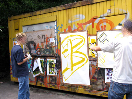 Entstehung der Übungsleinwände Das Projekt Stadtteilsories von Quartier gGmbH von Februar bis Juli 2007 unter der Projektleitung von Anke Thiessen. Kursteilnehmer des Schulzentrum an der Delmestraße in Bremen 11te und 12te Klasse. Die Kursteilnehmer haben Theoretischen Unterricht erhalten, jeder hat seine Entwurfsskizze angefertigt. Nun werden die&Uu l;bungsleinwände ( 1,60 m X 1 m ) gemalt. Ein B und ein C im Balkenstyle mit 3-D-Block entsteht. Werkstattleitung Graffiti Siko Ortner