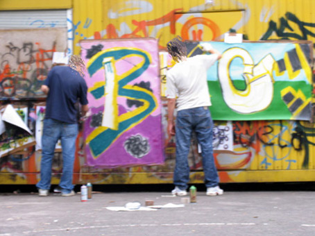 Entstehung der Übungsleinwände Das Projekt Stadtteilsories von Quartier gGmbH von Februar bis Juli 2007 unter der Projektleitung von Anke Thiessen. Kursteilnehmer des Schulzentrum an der Delmestraße in Bremen 11te und 12te Klasse. Die Kursteilnehmer haben Theoretischen Unterricht erhalten, jeder hat seine Entwurfsskizze angefertigt. Nun werden die Übungsleinwände ( 1,60 m X 1 m ) gemalt. Ein B und ein C im Balkenstyle mit 3-D-Block entsteht. Werkstattleitung Graffiti Siko Ortner