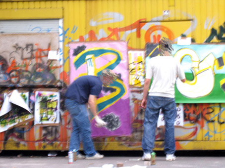 Entstehung der Übungsleinwände Das Projekt Stadtteilsories von Quartier gGmbH von Februar bis Juli 2007 unter der Projektleitung von Anke Thiessen. Kursteilnehmer des Schulzentrum an der Delmestraße in Bremen 11te und 12te Klasse. Die Kursteilnehmer haben Theoretischen Unterricht erhalten, jeder hat seine Entwurfsskizze angefertigt. Nun werden die Übungsleinwände ( 1,60 m X 1 m ) gemalt. Ein B und ein C im Balkenstyle mit 3-D-Block entsteht. Werkstattleitung Graffiti Siko Ortner