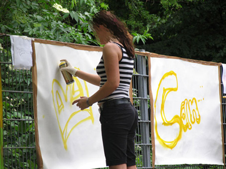 Entstehung der Übungsleinwände Das Projekt Stadtteilsories von Quartier gGmbH von Februar bis Juli 2007 unter der Projektleitung von Anke Thiessen. Kursteilnehmer des Schulzentrum an der Delmestraße in Bremen 11te und 12te Klasse. Die Kursteilnehmer haben Theoretischen Unterricht erhalten, jeder hat seine Entwurfsskizze angefertigt. Nun werden die Übungsleinwände ( 1,60 m X 1 m ) gemalt. Ein B im Balkenstyle mit 3-D-Block die Mauer durchbrechend, entsteht. Werkstattleitung Graffiti Siko Ortner