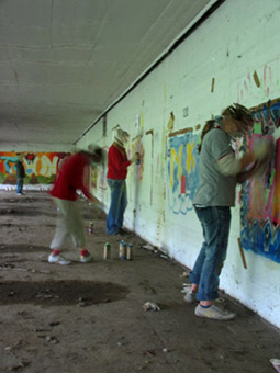 Das Projekt Stadtteilsories von Quartier gGmbH von Februar bis Juli 2007 unter der Projektleitung von Anke Thiessen. Hier 4-Tägige Pfingstaktion in Tenever/Bremen Pfingsten 2007. Praxis ist das Leben. Praktischer Unterricht in der Tiefgarage in Tenever mit Jugendlichen aus Tenever. Werkstattleitung Graffiti Siko Ortner.