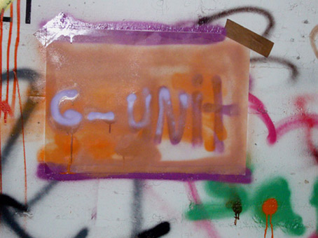 Das Projekt Stadtteilsories von Quartier gGmbH von Februar bis Juli 2007 unter der Projektleitung von Anke Thiessen. Hier 4-Tägige Pfingstaktion in Tenever/Bremen Pfingsten 2007. Praxis ist das Leben. Praktischer Unterricht in der Tiefgarage in Tenever mit Jugendlichen aus Tenever. G-Unit Sprühlack auf Papier A4-Format. Werkstattleitung Graffiti Siko Ortner.