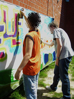 Präsentation Tenever. Das Projekt Stadtteilsories von Quartier gGmbH von Februar bis Juli 2007, unter der Projektleitung von Anke Thiessen. Hier der Aufbau in Tenever in der Halle für Bewegung -Fit Point Tenever- Werkstattleitung Graffiti Siko Ortner. Noch am Tage des Präsentationsaufbaus stellten einige Kursteilnehmer der Gesamtschule Ost GSO, die Leinwand für die Präsentation Tenever fertig.