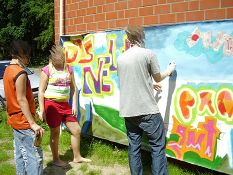 Präsentation Tenever. Das Projekt Stadtteilsories von Quartier gGmbH von Februar bis Juli 2007, unter der Projektleitung von Anke Thiessen. Hier der Aufbau in Tenever in der Halle für Bewegung -Fit Point Tenever- Werkstattleitung Graffiti Siko Ortner. Noch am Tage des Präsentationsaufbaus stellten einige Kursteilnehmer der Gesamtschule Ost GSO, die Leinwand für die Präsentation Tenever fertig.