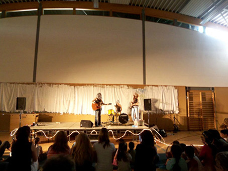 Präsentation Tenever. Das Projekt Stadtteilsories von Quartier gGmbH von Februar bis Juli 2007, unter der Projektleitung von Anke Thiessen. Hier der Aufbau in Tenever in der Halle für Bewegung -Fit Point Tenever- Werkstattleitung Graffiti Siko Ortner. Aufbau der Technik und der anderen Werkstätten sind gemacht. Die Präsentation ist im vollen Gange.