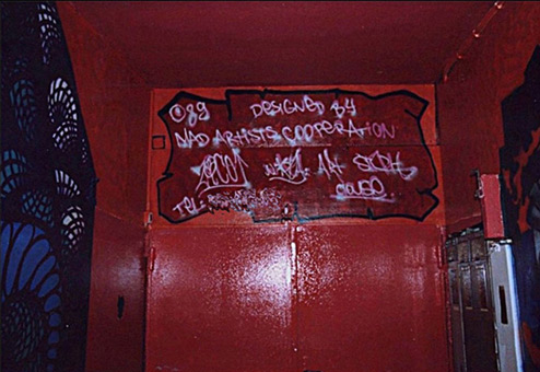 Auftrag Diskothek Madhouse, 1989. Ein Graffitiauftrag für die Diskothek Madhouse in Hamburg, City im September 1989. Auftragsmalerei von der Mad Artists Cooperation, Wiza, Staph, Clause, Art und Siko Ortner. Murals im Eingangsbereich und Treppenaufgang (nicht alle Fotos vorhanden). Banderole der am Auftrag beteiligten.