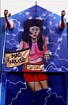 Auftrag Diskothek Madhouse, 1989. Ein Graffitiauftrag für die Diskothek Madhouse in Hamburg, City im September 1989. Auftragsmalerei von der Mad Artists Cooperation, Wiza, Staph, Clause, Art und Siko Ortner. Murals im Eingangsbereich und Treppenaufgang (nicht alle Fotos vorhanden). Fly-Girl im Frontbereich der Disco.