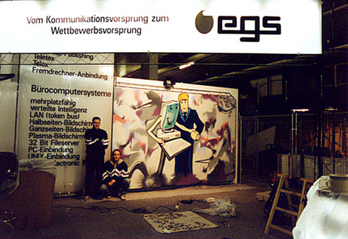 Auftrag egs Computerfirma, 1990. Ein Graffitiauftrag für die Computerfirma egs (Cebit-Messegestaltung) im März 1990. Auftragsmalerei von der Mad Artists Cooperation, Sage und Siko Ortner. Fertiggestellte Messegestaltung.