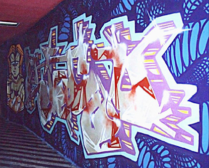 Auftrag Diskothek Madhouse, 1989. Ein Graffitiauftrag für die Diskothek Madhouse in Hamburg, City im September 1989. Auftragsmalerei von der Mad Artists Cooperation, Wiza, Staph, Clause, Art und Siko Ortner. Murals im Eingangsbereich und Treppenaufgang (nicht alle Fotos vorhanden). Zico-style und Charater im Engangsberich.