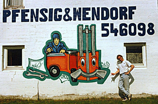 Auftrag Pfensig Wendorf, 1990. Ein Graffitiauftrag für die Gabelstaplerfirma Pfensig und Wendorf in Hamburg im Mürz 1990. Auftragsmalerei von der Mad Artists Cooperation, Sage und Siko Ortner. Fertiggesteltes Wandbild.