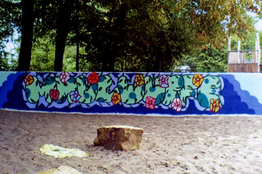 Die Mauer muß weg. Ein Projekt von JUS, Neue Vahr Bremen (die Maulwürfe) vom August bis Mitte September 2007. Die Graffitiwerkstatt wurde durchgeführt von Siko Ortner. Kunst im öffentlichen Raum. Mural, comic, charakter, Stanceltechnik, frame, Marmorierungstechnik. Die pieces / Bilder sind nach den Vorstellungen und Wünschen der beheimateten Kinder entstanden. Die Aufgabe von Siko Ortner war es, die Wünsche der Kinder mittels Sprühtechnik und theoretischen Kenntissen mit seinen Kursteilnehmern umzusetzen.