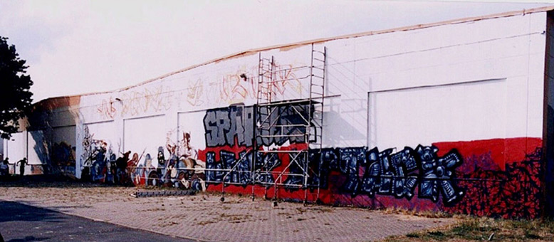 Projekt, Riesengraffiti, Rückseite der Rollschuhbahn Indianapolis, Hamburg Bergedorf, 1989. Projektplannung und Ausführung von mad artists cooperation, Sage, Art, Kamikaze (Spain/Alicante), Reed, Suat/Scenic (Schüler von Sage) und Siko Ortner. Struggle against Sparvar war das Thema, derzeit wurde die Sparvarcan in Funktionsfähigkeit und Deckkraft der Farben von anderen Herstellern übertroffen. Die Sparvarmachine, fand Inspiration durch das one 5 six Piece, von dem Siko auf Reisen in Paris ein Foto machte.