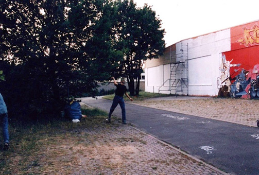 Projekt, Riesengraffiti, Rückseite der Rollschuhbahn Indianapolis, Hamburg Bergedorf, 1989. Projektplannung und Ausführung von mad artists cooperation, Sage, Art, Kamikaze (Spain/Alicante), Reed, Suat/Scenic (Schüler von Sage) und Siko Ortner. Struggle against Sparvar war das Thema, derzeit wurde die Sparvarcan in Funktionsfähigkeit und Deckkraft der Farben von anderen Herstellern übertroffen. Die Sparvarmachine, fand Inspiration durch das one 5 six Piece, von dem Siko auf Reisen in Paris ein Foto machte.