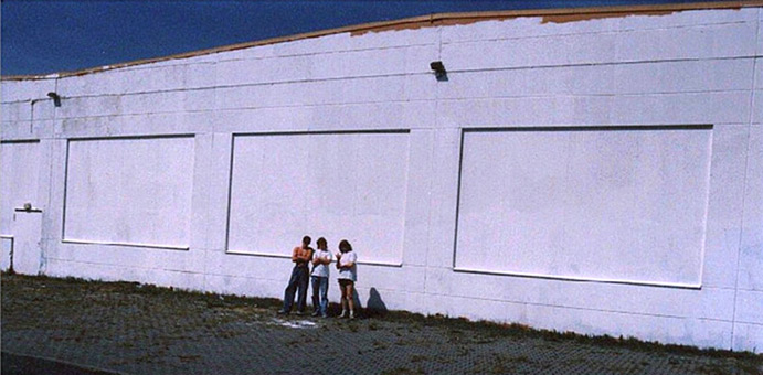 Projekt, Riesengraffiti, Rückseite der Rollschuhbahn Indianapolis, Hamburg Bergedorf, 1989. Projektplannung und Ausführung von mad artists cooperation, Sage, Art, Kamikaze (Spain/Alicante), Reed, Suat/Scenic (Schüler von Sage) und Siko Ortner. Struggle against Sparvar war das Thema, derzeit wurde die Sparvarcan in Funktionsfähigkeit und Deckkraft der Farben von anderen Herstellern übertroffen. Die Sparvarmachine, fand Inspiration durch das one 5 six Piece, von dem Siko auf Reisen in Paris ein Foto machte.