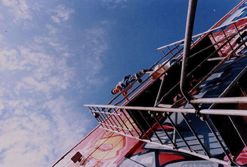 Projekt, Riesengraffiti, Rückseite der Rollschuhbahn Indianapolis, Hamburg Bergedorf, 1989. Projektplannung und Ausführung von mad artists cooperation, Sage, Art, Kamikaze (Spain/Alicante), Reed, Suat/Scenic (Schüler von Sage) und Siko Ortner. Struggle against Sparvar war das Thema, derzeit wurde die Sparvarcan in Funktionsfähigkeit und Deckkraft der Farben von anderen Herstellern übertroffen. Die Sparvarmachine, fand Inspiration durch das one 5 six Piece, von dem Siko auf Reisen in Paris ein Foto machte.