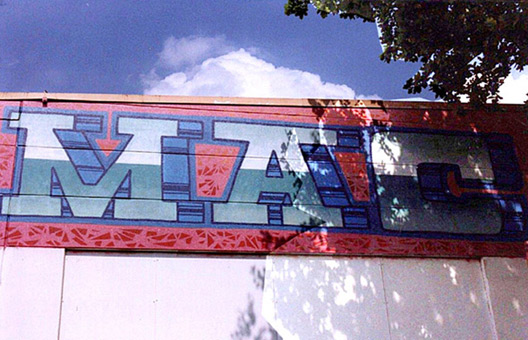 Projekt, Riesengraffiti, Rückseite der Rollschuhbahn Indianapolis, Hamburg Bergedorf, 1989. Projektplannung und Ausführung von mad artists cooperation, Sage, Art, Kamikaze (Spain/Alicante), Reed, Suat/Scenic (Schüler von Sage) und Siko Ortner. Struggle against Sparvar war das Thema, derzeit wurde die Sparvarcan in Funktionsfähigkeit und Deckkraft der Farben von anderen Herstellern übertroffen. Die Sparvarmachine, fand Inspiration durch das one 5 six Piece, von dem Siko auf Reisen in Paris ein Foto machte.