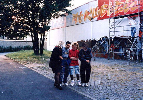 Projekt, Riesengraffiti, Rückseite der Rollschuhbahn Indianapolis, Hamburg Bergedorf, 1989. Projektplannung und Ausführung von mad artists cooperation, Sage, Art, Kamikaze (Spain/Alicante), Reed, Suat/Scenic (Schüler von Sage) und Siko Ortner. Struggle against Sparvar war das Thema, derzeit wurde die Sparvarcan in Funktionsfähigkeit und Deckkraft der Farben von anderen Herstellern übertroffen. Die Sparvarmachine, fand Inspiration durch das one 5 six Piece, von dem Siko auf Reisen in Paris ein Foto machte.