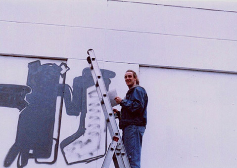 Projekt, Riesengraffiti, Rückseite der Rollschuhbahn Indianapolis, Hamburg Bergedorf, 1989. Projektplannung und Ausführung von mad artists cooperation, Sage, Art, Kamikaze (Spain/Alicante), Reed, Suat/Scenic (Schüler von Sage) und Siko Ortner. Struggle against Sparvar war das Thema, derzeit wurde die Sparvarcan in Funktionsfähigkeit und Deckkraft der Farben von anderen Herstellern übertroffen. Die Sparvarmachine, fand Inspiration durch das one 5 six Piece, von dem Siko auf Reisen in Paris ein Foto machte.