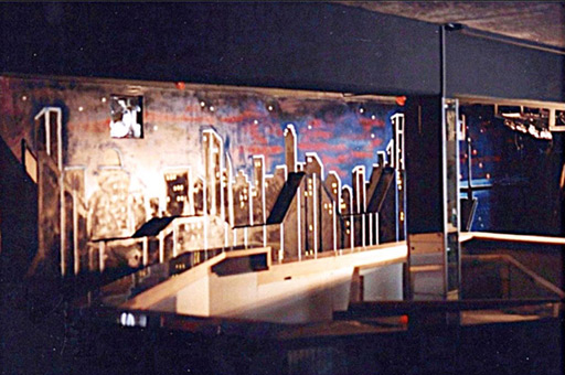 Diskothek Quickhorn 1989. Ein Graffitiauftrag für die Diskothek Quickhorn, Schleswig Holstein im Juli 1989. Auftragsmalerei von der Mad Artists Cooperation, Wizz und Siko Ortner. Murals in einer Diskothek, Skylines mit dreidimensionaler Gestaltung mittels Spanholzplatten.