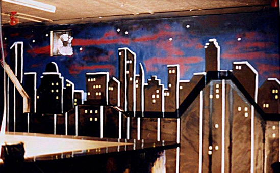 Diskothek Quickhorn 1989. Ein Graffitiauftrag für die Diskothek Quickhorn, Schleswig Holstein im Juli 1989. Auftragsmalerei von der Mad Artists Cooperation, Wizz und Siko Ortner. Murals in einer Diskothek, Skylines mit dreidimensionaler Gestaltung mittels Spanholzplatten.