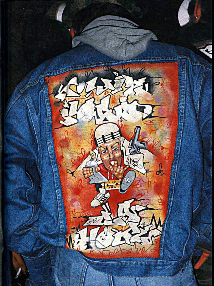 Seite 44ff, Stern Heft Nr.38, 14. Sep. 1989. Dokumentation mit dem Titel: Graffiti Die Kunst aus der Dose, von Wolfgang Metzner und Bernd Euler Fotos, Bettina Fickel und Christine Plössel Fotos und Recherche sowie Text- und Wortbeiträge. Behandelt werden Themen betreffend Graffiti z. B. illegales writing, S-Bahn-Surfen, taggen, fame, buff, piece. Desweiteren Wortbeiträge von SED 1, BAS, Loomit, Bomber 1, Sonny, Cast 1, Cassy, Cruz, Zico/Siko Ortner, Bodo Claußen, Thomas Mante, Prof. Dr. Peter Kreutzer.