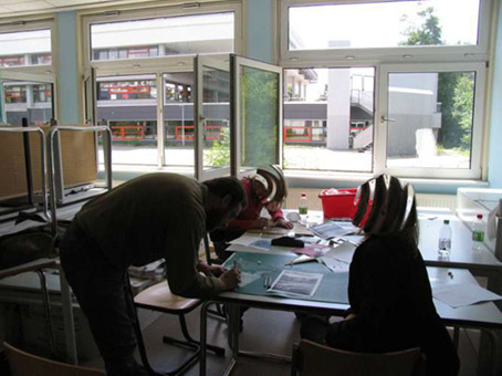 Gangsta ein Lebenstraum?! Ein Projekt nach einer Anregung von der Berliner Gruppe Lunatiks produktion. Zusammenarbeit unter anderen mit Quartier e.V. Bremen (jetzt Quartier gGmbH), der Schule Koblenzer Straße und der Gesamtschule Ost GSO. Juni bis Juli 2008. Die Präsentationsleinwände wurden auch im Rahmen von performing crime im Juli 2008 im alten Finanzamt Bremen ausgestellt. Leinwandgraffiti 1,60 m X 5 m Strandlandschaft mit Stancelart / Schablonengraffiti. Werkstattleitung Graffiti Siko Ortner