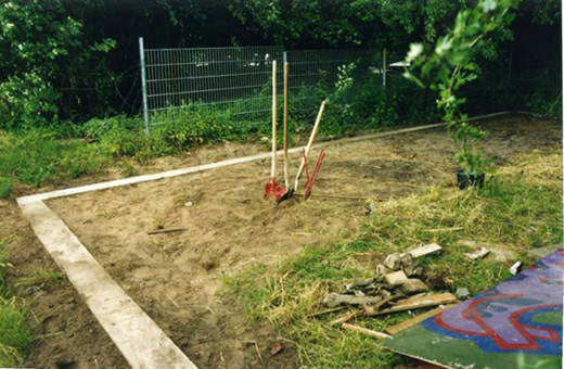 Das Fundament in L-Form der MP Mauer ist fertiggestellt. Es folgte noch die Mauer und als wichtigstes der Putz. Die Moskito Posse Mauer hatte, dank der fachmännischen Betreuung/Nachbarschaftshilfe, einen 1A Putz für murals/Fassadenbilder. Die Projektleitung, durch Ralf, für eine nur um Graffitis darauf entstehen zu lassen entstandene Mauer, verdient größten Respekt! Ein Graffitiprojekt vom Jugendcontainer Hamburg Langenhorn mit Unterstützung von Mai/Disein, Axel, Sven und Siko Ortner 1991.