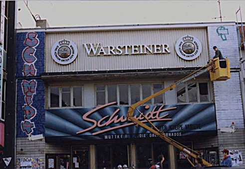 Auftrag Schmidt Theater 1989. Ein Graffitiauftrag für das Schmidt Theater in Hamburg St.Pauli im August 1989. Auftragsmalerei von der Mad Artists Cooperation, Rizky und Kazoo. Murals an der Aussenfassade des Schmidt Theaters.