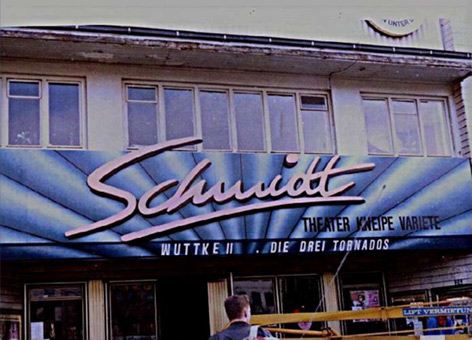 Auftrag Schmidt Theater 1989. Ein Graffitiauftrag für das Schmidt Theater in Hamburg St.Pauli im August 1989. Auftragsmalerei von der Mad Artists Cooperation, Rizky und Kazoo. Murals an der Aussenfassade des Schmidt Theaters.