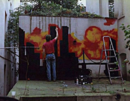 Auftrag Friseur Mertens 1988. Ein Graffitiauftrag für den Friseursalon Mertens in Hamburg, Rothenbaum im August 1988. Auftragsmalerei von der Mad Artists Cooperation, Siko Ortner und seinem Graffitischüler Wizz. Murals in einem Innenhof, piece mit Stancelart/Schablonengraffiti. Siko Ortner bei der Arbeit.