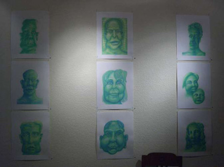 Gefühle und Beziehungen eine Graffitiausstellung von Siko Ortner. Eine Kunstausstellung im Kunstverein Humboldt-Schlüter, Bremen, 2006. Vernissage am Samstag, 15. Juli 2006. Ausstellungsdauer bis 05. August 2006. Zu sehen die Schwarzlichtinstallation Arroganz erdrückt unter weißem Licht. Diese Installation setzt sich zusammen aus 3 Blättern der Reihe Arroganz, der Leinwand die Arroganzkeule sowie 9 Blätter der Reihe/Serie Erdrückt. Installationsgröße ca. 2 m X 4,50 m.