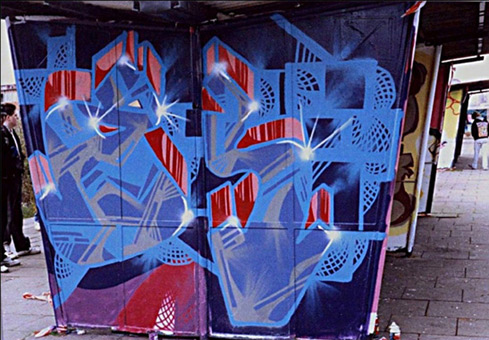Graffitiwettbewerb von der deutschen Bahn im April 1989. Den erste Preiß gewann Bibase/Base mit einem cheech charakter, den zweiten Preiß gewann Siko Ortner mit den lettern Zi mit 3-D-Block, den dritten Preiß gewann Sage mit zwei Bod charactern und zwei Lettern. Die Sprühfläche waren die Fahrgastunterstände auf den S-Bahn Haltestellen Diebsteich und Langenfelde. Hier der Zi-style mit 3-D-Block von Siko Ortner.