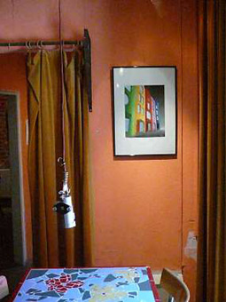 Aufbau / Hängung der Ausstellung: der öffentliche Raum im öffentlichen Raum part 1 im Kulturzentrum Lagerhaus im Viertel in Bremen 6. August 2010 bis 2. September 2010. Das Stancelgemälde "Hundertwasserhäuser", gehängt im Eingangsbereich Café Lagerhaus.