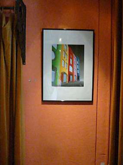 Aufbau / Hängung der Ausstellung: der öffentliche Raum im öffentlichen Raum part 1 im Kulturzentrum Lagerhaus im Viertel in Bremen 6. August 2010 bis 2. September 2010. Das Stancelgemälde "Hundertwasserhäuser", gehängt im Eingangsbereich Café Lagerhaus.