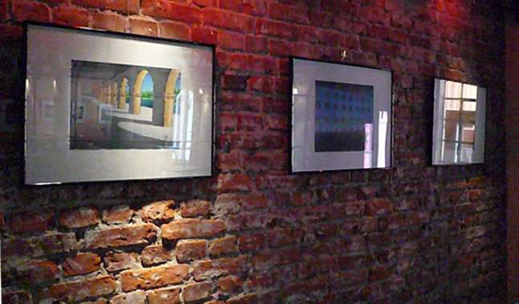 Aufbau / Hängung der Ausstellung: der öffentliche Raum im öffentlichen Raum part 1 im Kulturzentrum Lagerhaus im Viertel in Bremen 6. August 2010 bis 2. September 2010. Die Stancelgemälde "Weserblick von der Schlachte", "Künstlerhaus Bremen" und "Stadthalle Bremen" gehängt im Schankraum Café Lagerhaus.