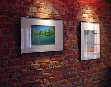 Aufbau / Hängung der Ausstellung: der öffentliche Raum im öffentlichen Raum part 1 im Kulturzentrum Lagerhaus im Viertel in Bremen 6. August 2010 bis 2. September 2010. Die Stancelgemälde "Wallanlagen" und "Die Glocke" gehängt im Schankraum Café Lagerhaus.