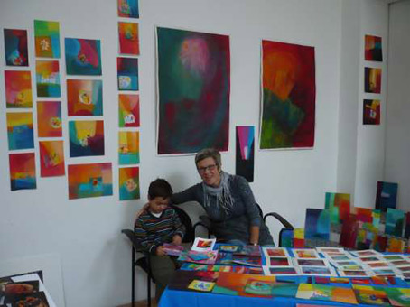 Marianne Sachter mit Enkel Nelio, Malen und Coaching, Freies Malen mit Ölfarbe und Lappen auf Papier, Die Form entsteht aus der Farbe heraus