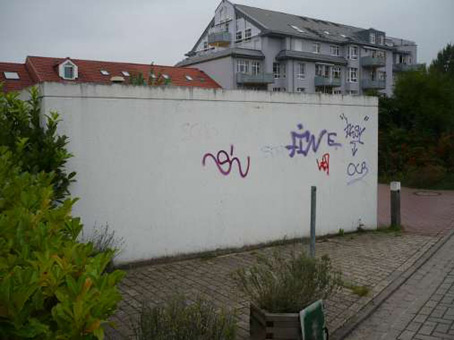 Jugendkulturprojekt Kunst im öffentlichen Raum mit Schülern von Graffitilehrer Siko Ortner. Eine Garagengestaltung in Bremen Kattenturm. Graffitikurs für Jugendliche der Schule Theodor-Billroth-Str. vom August 2010 bis Mai 2011. Der Unterricht gibt den Graffitikursteilnehmern die Möglichkeit Ihre kreativen Fähigkeiten zu aktivieren.