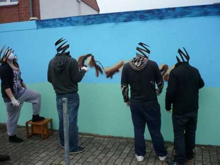 Jugendkulturprojekt Kunst im öffentlichen Raum mit Schülern von Graffitilehrer Siko Ortner. Eine Garagengestaltung in Bremen Kattenturm. Graffitikurs für Jugendliche der Schule Theodor-Billroth-Str. vom August 2010 bis Mai 2011. Der Unterricht gibt den Graffitikursteilnehmern die Möglichkeit Ihre kreativen Fähigkeiten zu aktivieren.