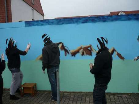 Jugendkulturprojekt Kunst im öffentlichen Raum mit Schülern von Graffitilehrer Siko Ortner. Eine Garagengestaltung in Bremen Kattenturm. Graffitikurs für Jugendliche der Schule Theodor-Billroth-Str. vom August 2010 bis Mai 2011. Der Unterricht gibt den Graffitikursteilnehmern die Möglichkeit Ihre kreativen Fähigkeiten zu aktivieren.