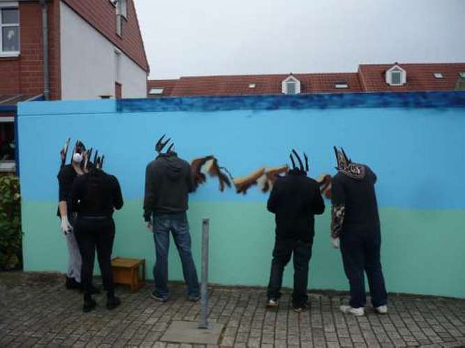 Jugendkulturprojekt Kunst im öffentlichen Raum mit Schülern von Graffitilehrer Siko Ortner. Eine Garagengestaltung in Bremen Kattenturm. Graffitikurs für Jugendliche der Schule Theodor-Billroth-Str. vom August 2010 bis Mai 2011. Der Unterricht gibt den Graffitikursteilnehmern die Möglichkeit Ihre kreativen Fähigkeiten zu aktivieren.