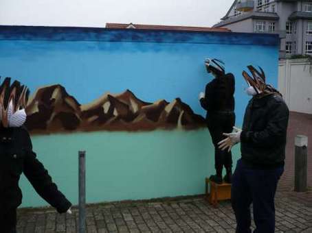 Jugendkulturprojekt Kunst im öffentlichen Raum mit Schülern von Graffitilehrer Siko Ortner. Eine Garagengestaltung in Bremen Kattenturm. Graffitikurs für Jugendliche der Schule Theodor-Billroth-Str. vom August 2010 bis Mai 2011. Der Unterricht gibt den Graffitikursteilnehmern die Möglichkeit Ihre kreativen Fähigkeiten zu aktivieren.